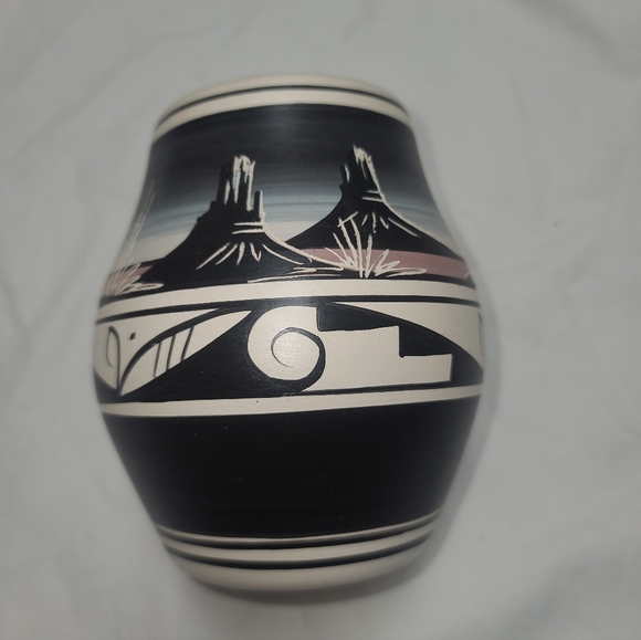 Cedar Mesa Handcrafted Navajo Desert Scene Black and White Ceramic Vase Pot - Picture 10 of 10